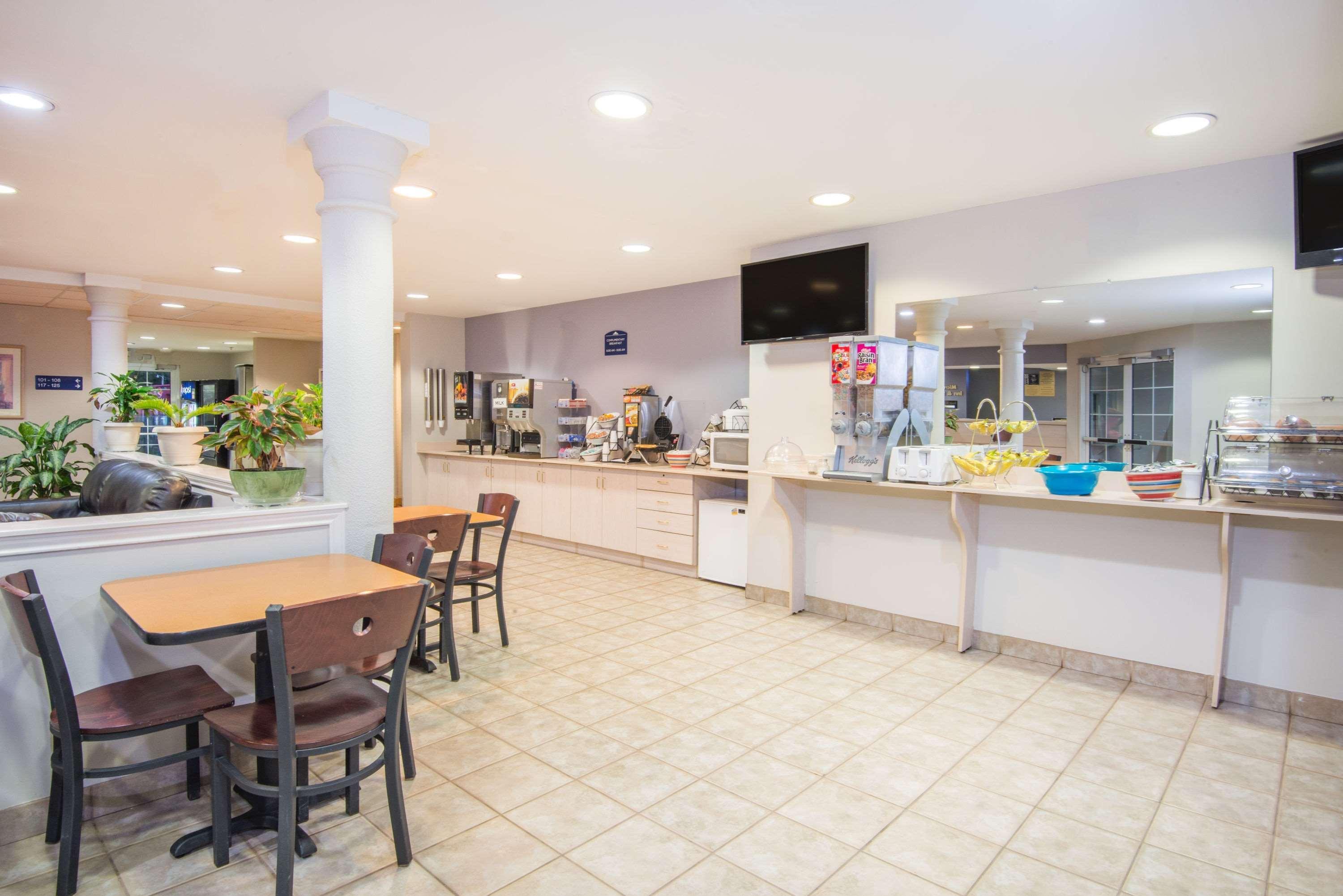 Microtel Inn&suites 2*